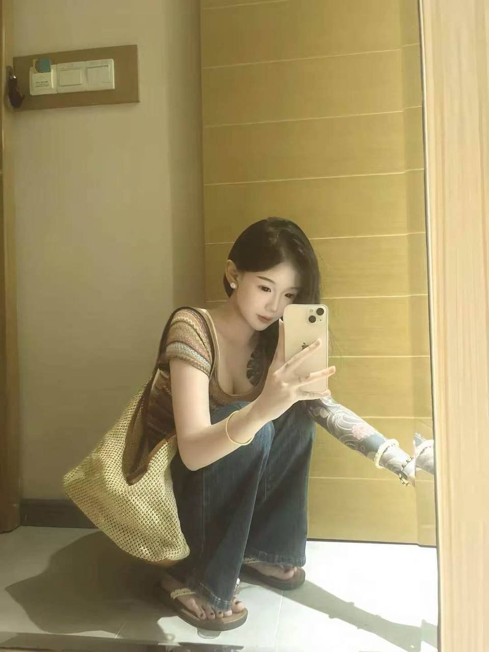 云南 昆明 19岁 162cm 90 A杯 纹身学徒 会做饭会打游戏会提供情绪价值 抽烟纹身:有大面积纹身 SM:否 无套:可 口交:可 过夜:否 同居:否 可飞:否 价格:5-10 特点:会做饭会打游戏会提供情绪价值