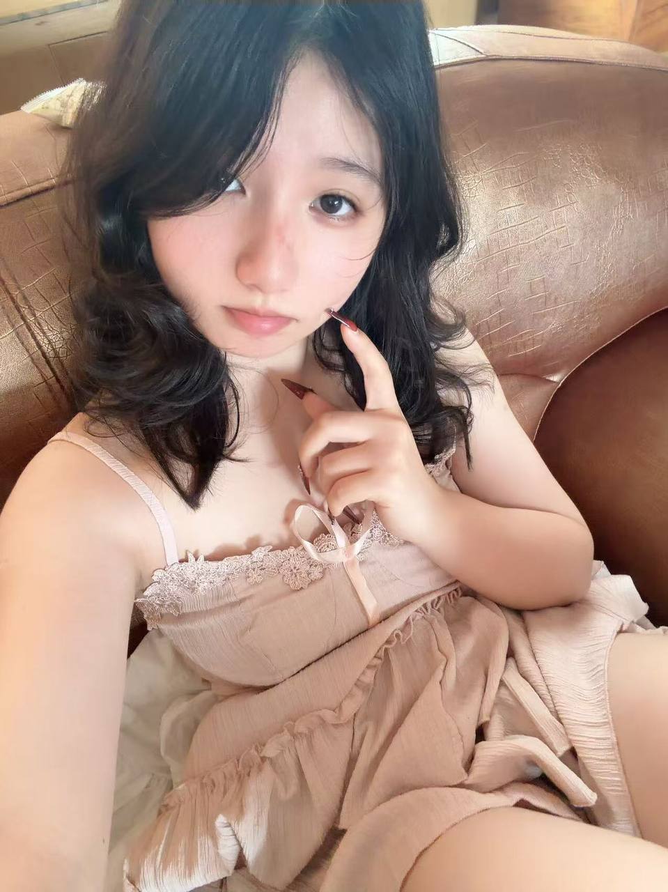 湖北 武汉 18岁 157cm 105 D杯 学生 年龄小听话 抽烟纹身:无 SM:是 无套:可 口交:可 过夜:可 同居:可 可飞:能 价格:3 特点:年龄小听话