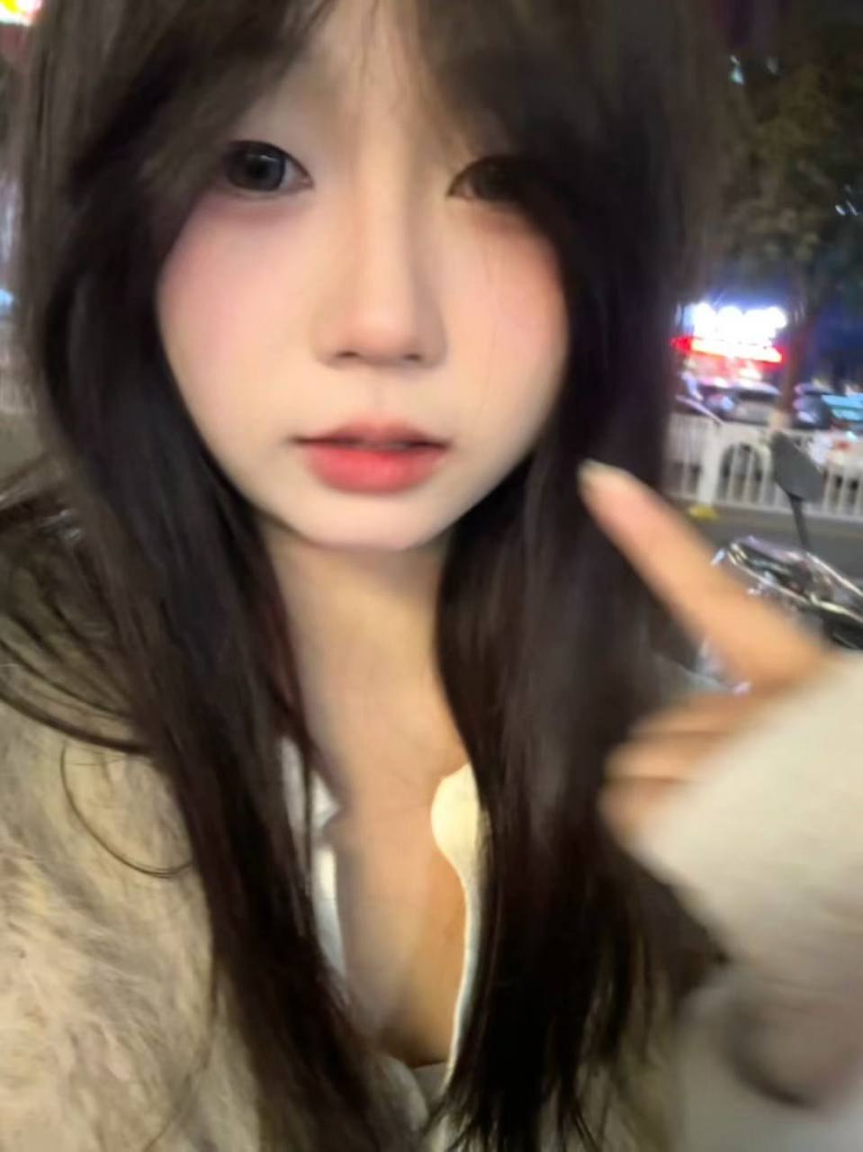 广东 东莞 18岁 158cm 90 B杯 电商客服 听话乖巧 第一次找 经历的少 抽烟纹身:无 SM:否 无套:否 口交:可 过夜:可 同居:否 可飞:广东省内 价格:10 特点:听话乖巧 第一次找 经历的少
