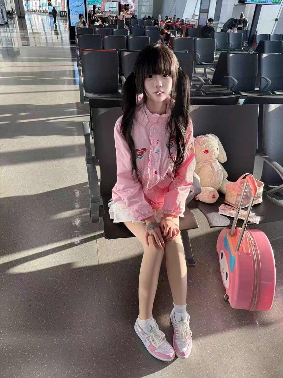 广东 东莞 18岁 175cm 100 无 听话 抽烟纹身:有纹身 SM:否 无套:否 口交:可 过夜:可 同居:可 可飞:可 价格:8 特点:听话