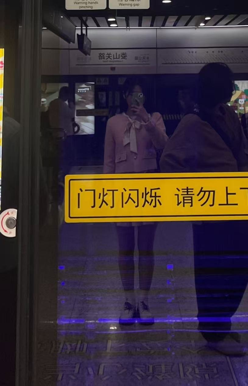 安徽 合肥 21岁 170cm 120 B杯 学生 女大,接受度配合度高,喜欢微醺调情,轻 m 抽烟纹身:无 SM:可 无套:可 口交:可 过夜:可 同居:可 可飞:可 价格:10 特点:女大,接受度配合度高,喜欢微醺调情,轻 m