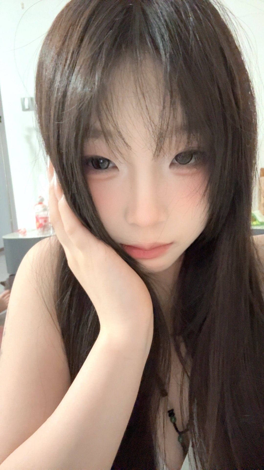 广东 深圳 18岁 160cm 91 C杯 学生 皮肤白 胸大 可以和姐妹双飞 抽烟纹身:不抽烟有纹身 SM:否 无套:可 口交:看情况 过夜:可 同居:可 可飞:可 价格:8 特点:皮肤白 胸大 可以和姐妹双飞