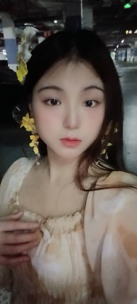 广东 广州 22岁 160cm 108 B杯 工作 乐观开朗、骚、会夹 抽烟纹身:无 SM:否 无套:否 口交:可 过夜:可 同居:可 可飞:否 价格:7 特点:乐观开朗、骚、会夹