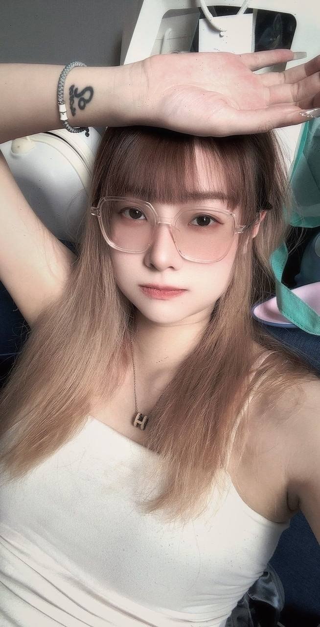 广东 深圳 26岁 177cm 116 B杯 理发师 冷白皮,腿长,敏感配合 抽烟纹身:有纹身 SM:否 无套:可 口交:可 过夜:可 同居:可 可飞:可 安全国家 价格:7 特点:冷白皮,腿长,敏感配合