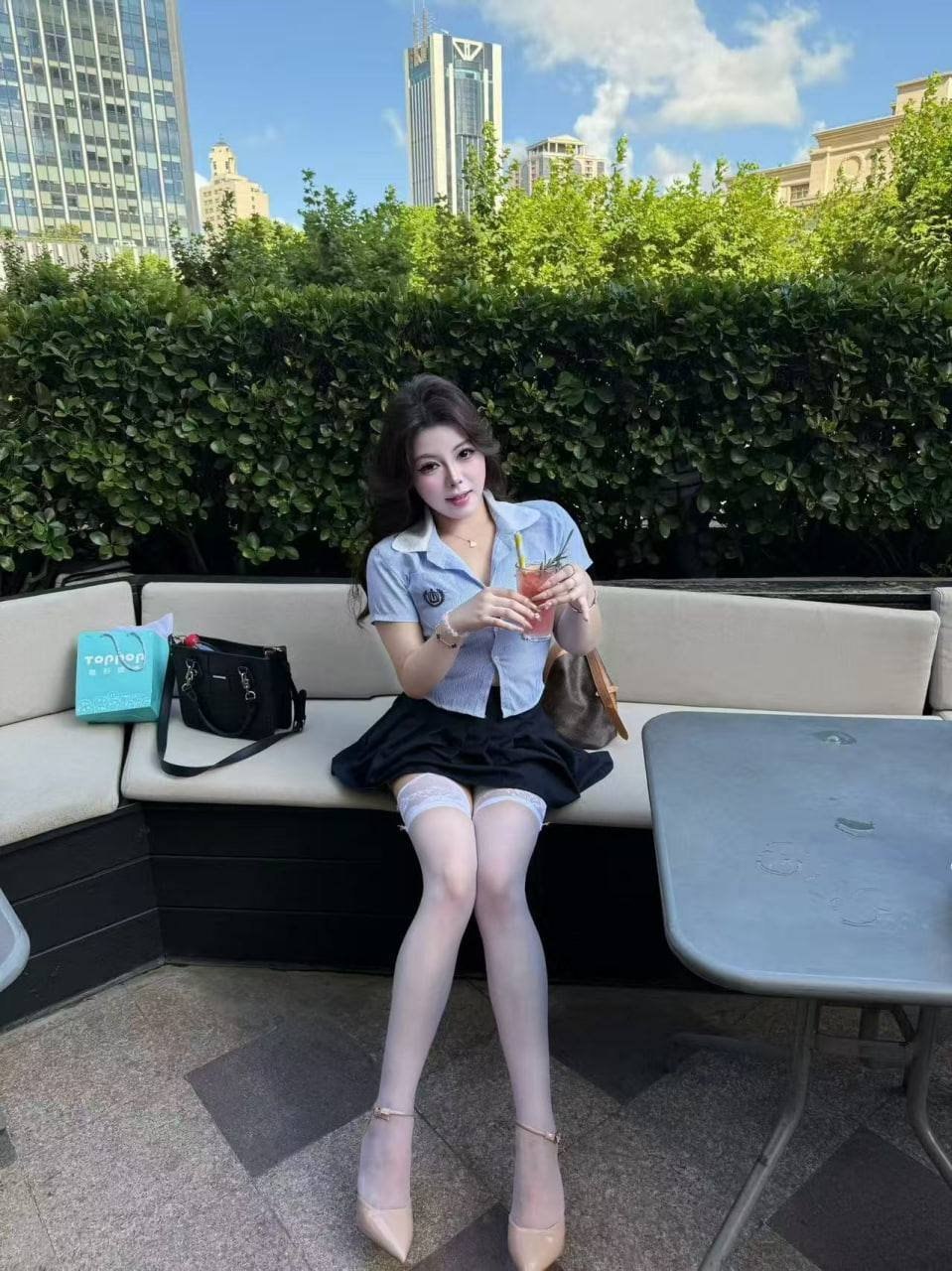云南 昆明 23岁 163cm 105 C杯 高铁乘务员 粘人有情绪价值有趣会唱歌,会跳舞,会玩情趣会穿丝袜高跟会配合 抽烟纹身:无 SM:轻微 无套:否 口交:可 过夜:可 同居:否 可飞:可 价格:22 特点:粘人有情绪价值有趣会唱歌,会跳舞,会玩情趣会穿丝袜高跟会配合