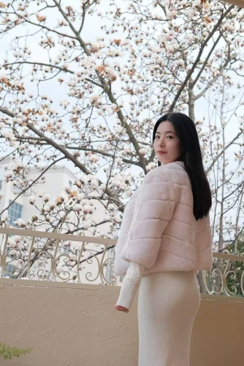 广东 深圳 28岁 158cm 80 A杯 配合懂事 抽烟纹身:无 SM:否 无套:否 口交:否 过夜:可 同居:否 可飞:可 价格:50 特点:配合懂事