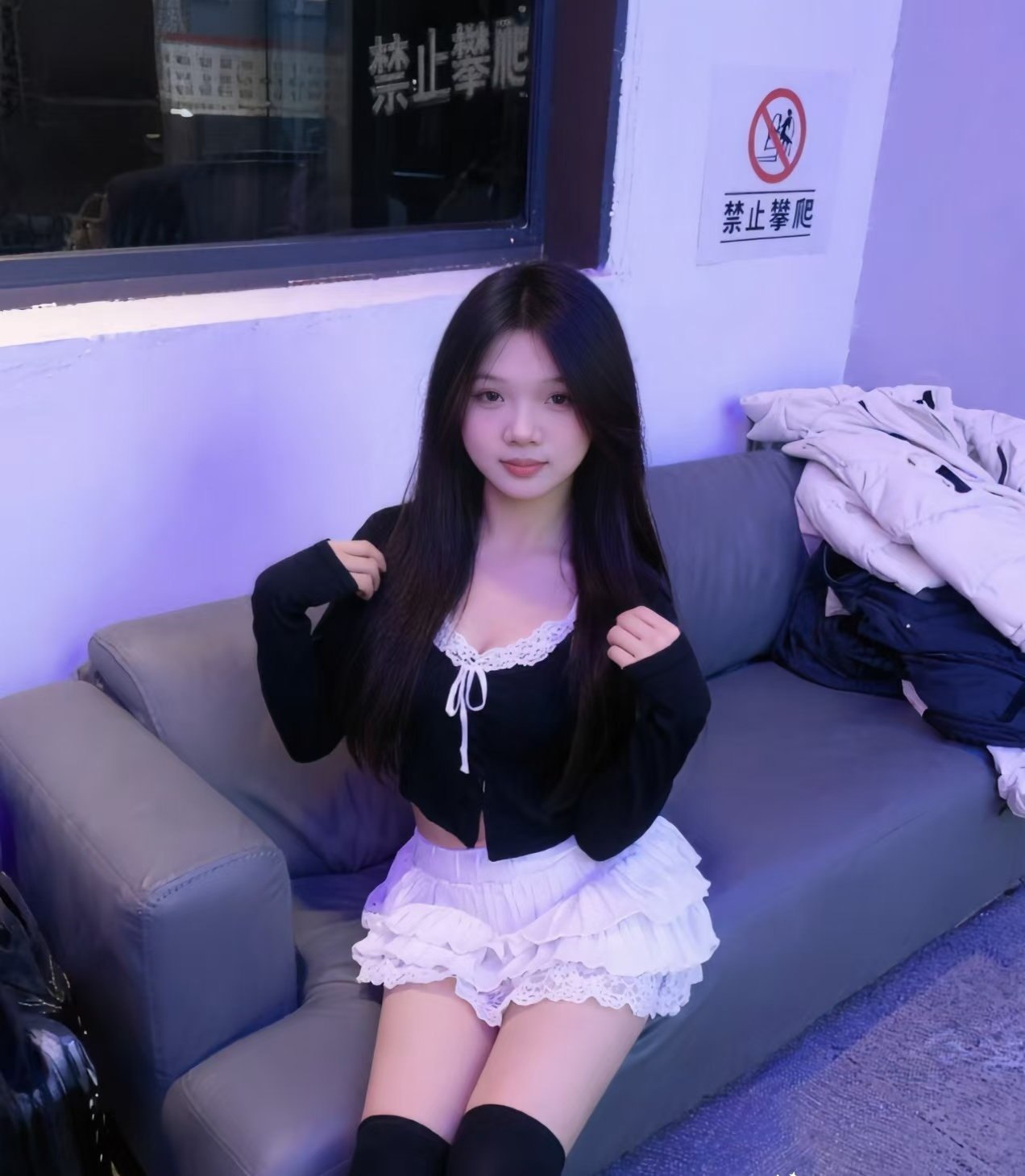 陕西 西安 18岁 160cm 94 B杯 学生 年轻,听话,懂事,事少 抽烟纹身:无 SM:否 无套:否 口交:可 过夜:否 同居:否 可飞:只找西安本地 价格:2 特点:年轻,听话,懂事,事少