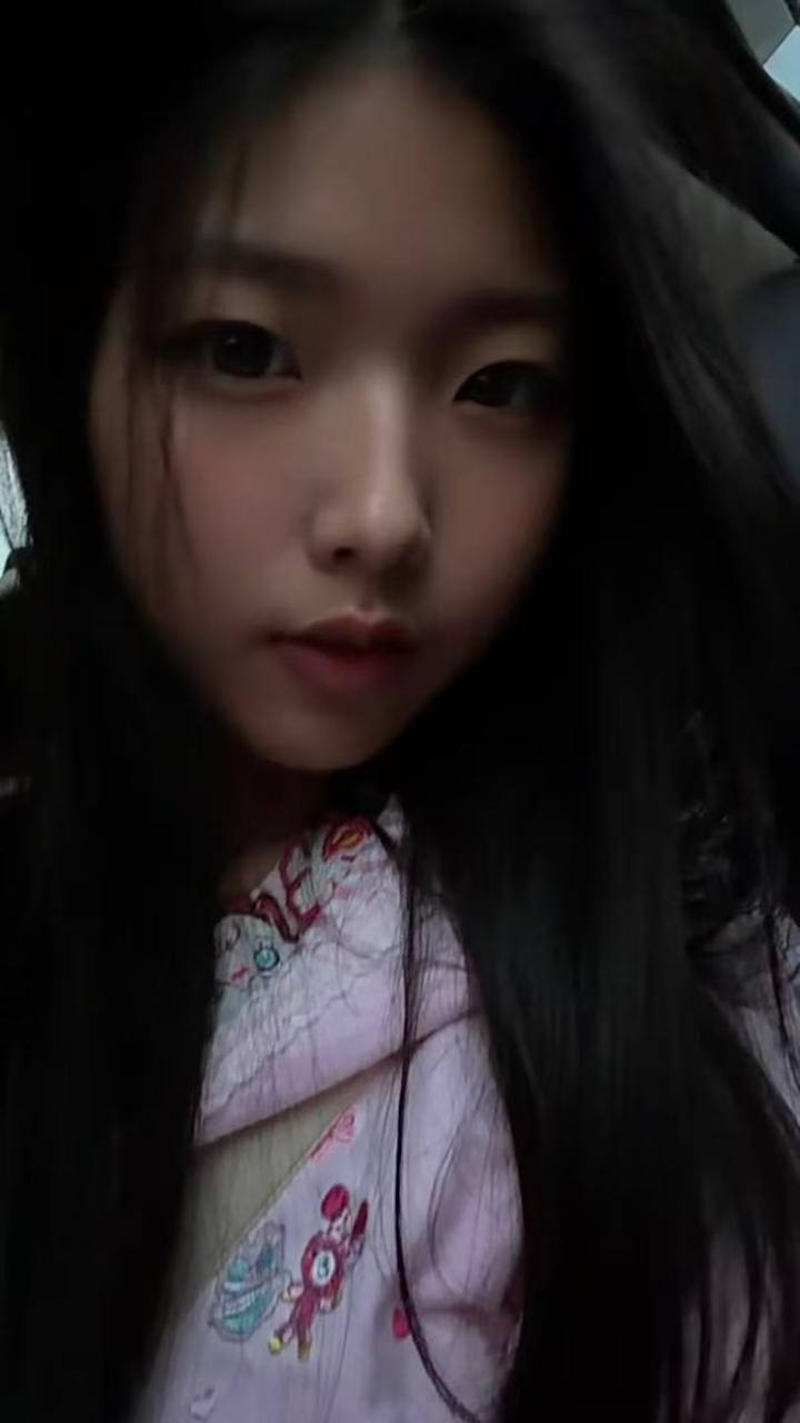 广东 东莞 18岁 158cm 82 B杯 学生 不事多,听话 抽烟纹身:无 SM:是 无套:否 口交:可 过夜:可 同居:否 可飞:可 价格:6 特点:不事多,听话