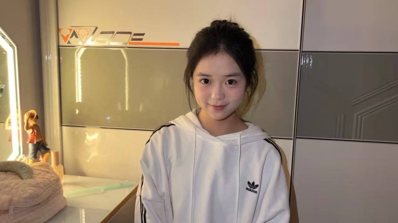 陕西 商洛 18岁 160cm 90 A杯 学生 清纯学生妹腰细屁股大 抽烟纹身:抽烟 SM:否 无套:否 口交:否 过夜:否 同居:否 可飞:不接受 价格:9 特点:清纯学生妹腰细屁股大