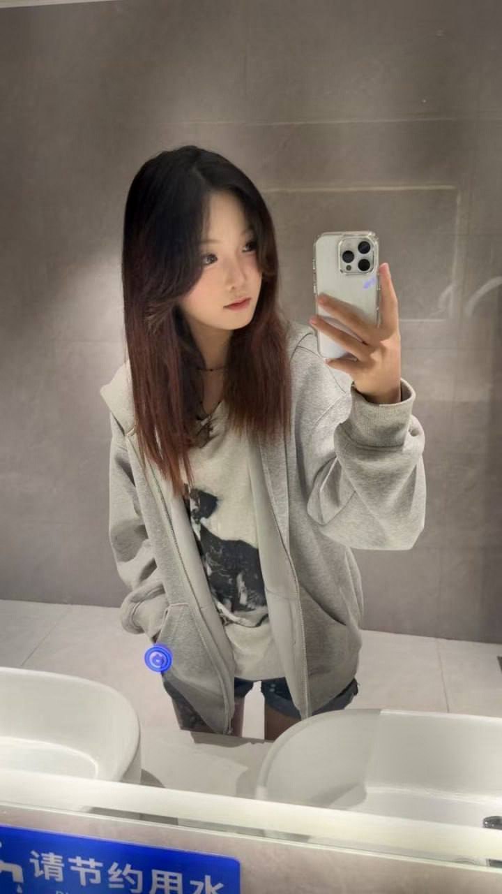 贵州 贵阳 18岁 173cm 112 B杯 学生 乖巧听话 活泼 风格多变 抽烟纹身:无 SM:是 无套:否 口交:可 过夜:可 同居:可 可飞:可 价格:5 特点:乖巧听话 活泼 风格多变