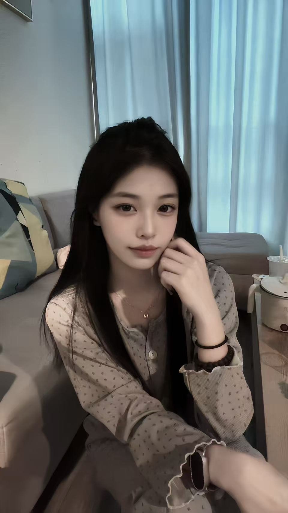 广东 东莞 东城 18岁 160cm 86 A杯 无 温柔体贴 水多 口技术好 抽烟纹身:无纹身 SM:是 无套:可 口交:可 过夜:可 同居:否 可飞:不能 价格:15 特点:温柔体贴 水多 口技术好
