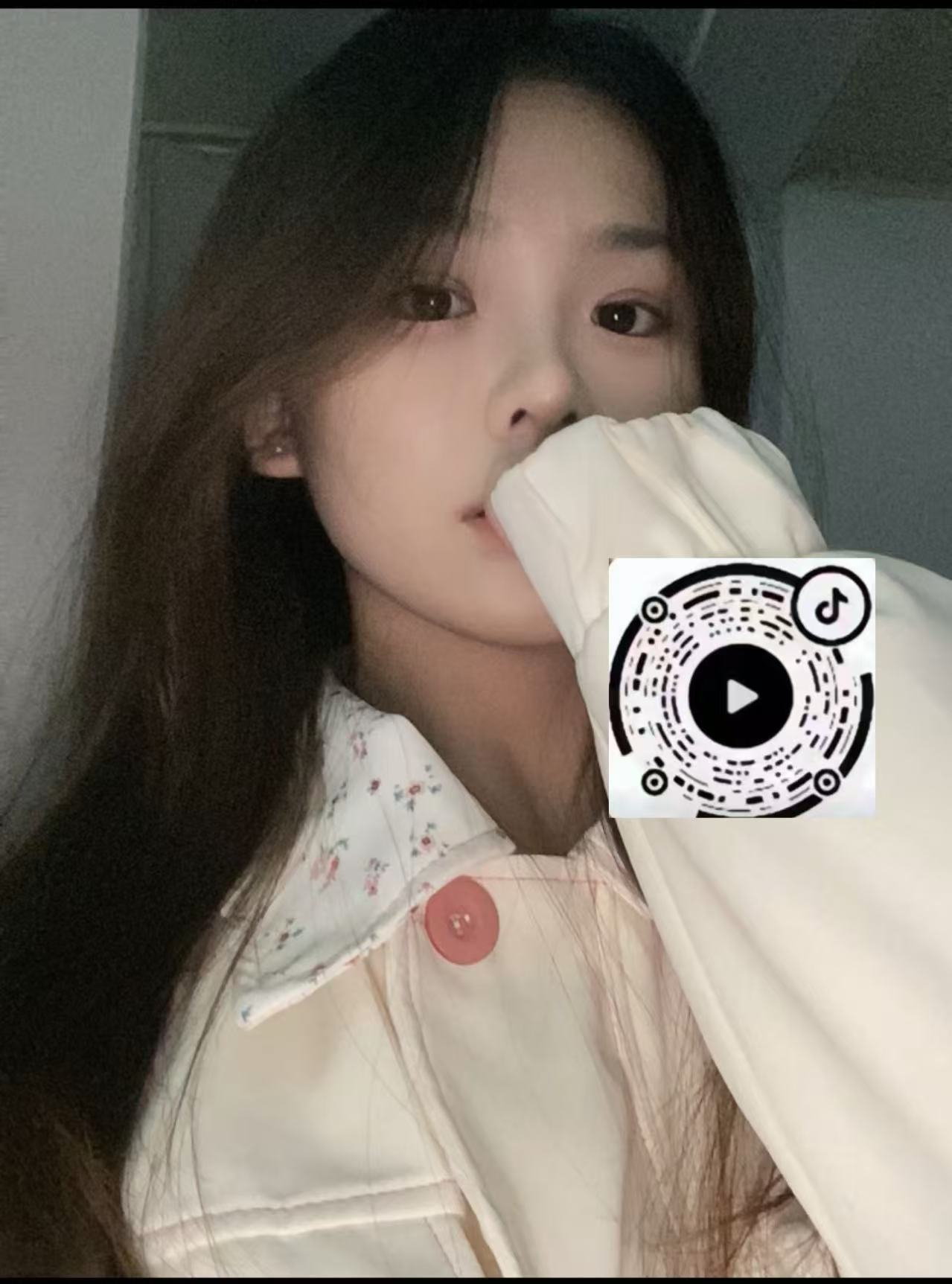 云南 昆明 22岁 158cm 95 B杯 无 听话乖巧,小个子女生可爱娇小,性格温柔善良 会配合 水多 性生活干净 比反差 抽烟纹身:无纹身 SM:否 无套:否 口交:否 过夜:可 同居:否 可飞:可 价格:8 特点:听话乖巧,小个子女生可爱娇小,性格温柔善良 会配合 水多 性生活干净 比反差