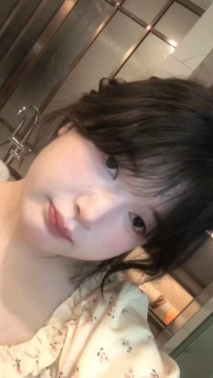 新疆 和田 19岁 160cm 130 D杯 学生 天然D奶 粉嫩水多 配合度高 在一起相当舒服 抽烟纹身:无 SM:可 无套:否 口交:可 过夜:可 同居:否 可飞:可 价格:5 特点:天然D奶 粉嫩水多 配合度高 在一起相当舒服