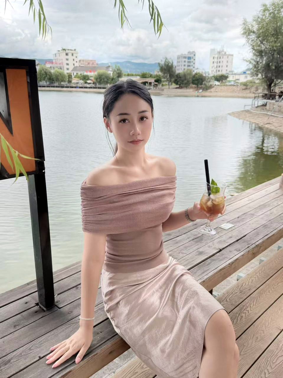 云南 蒙自 28岁 163cm 47 B杯 无 会口 抽烟纹身:无 SM:否 无套:可 口交:可 过夜:可 同居:否 可飞:可,其他城市 价格:10 特点:会口