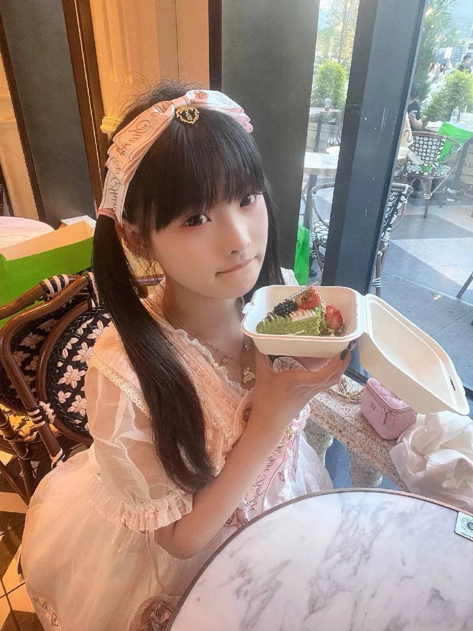 河南 郑州 18岁 164cm 105 B杯 工作 年轻嫩 会Cosplay SM:是 无套:可 口交:可 过夜:可 同居:可 可飞:不 价格:10 特点:年轻嫩 会Cosplay