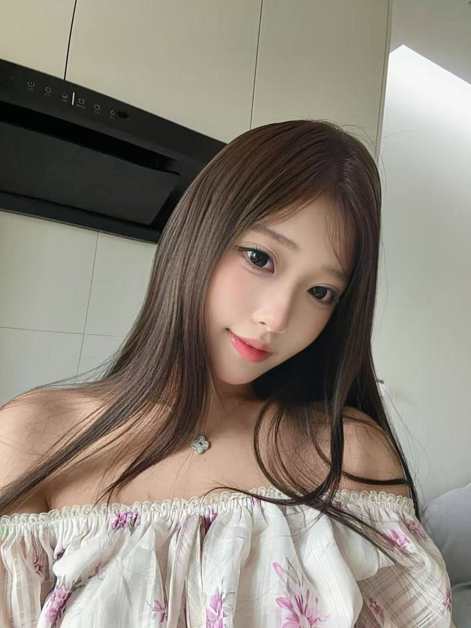 河南 郑州 18岁 167cm 48 B杯 自由职业 小美,身材比例好腿长,听话,天生女友感,比较幽默,自我风格偏甜美一点大眼睛,性技术好全脸无整容,皮肤细腻。 SM:是 无套:否 口交:可 过夜:可 同居:可 可飞:可 价格:12 特点:小美,身材比例好腿长,听话,天生女友感,比较幽默,自我风格偏甜美一点大眼睛,性技术好全脸无整容,皮肤细腻。