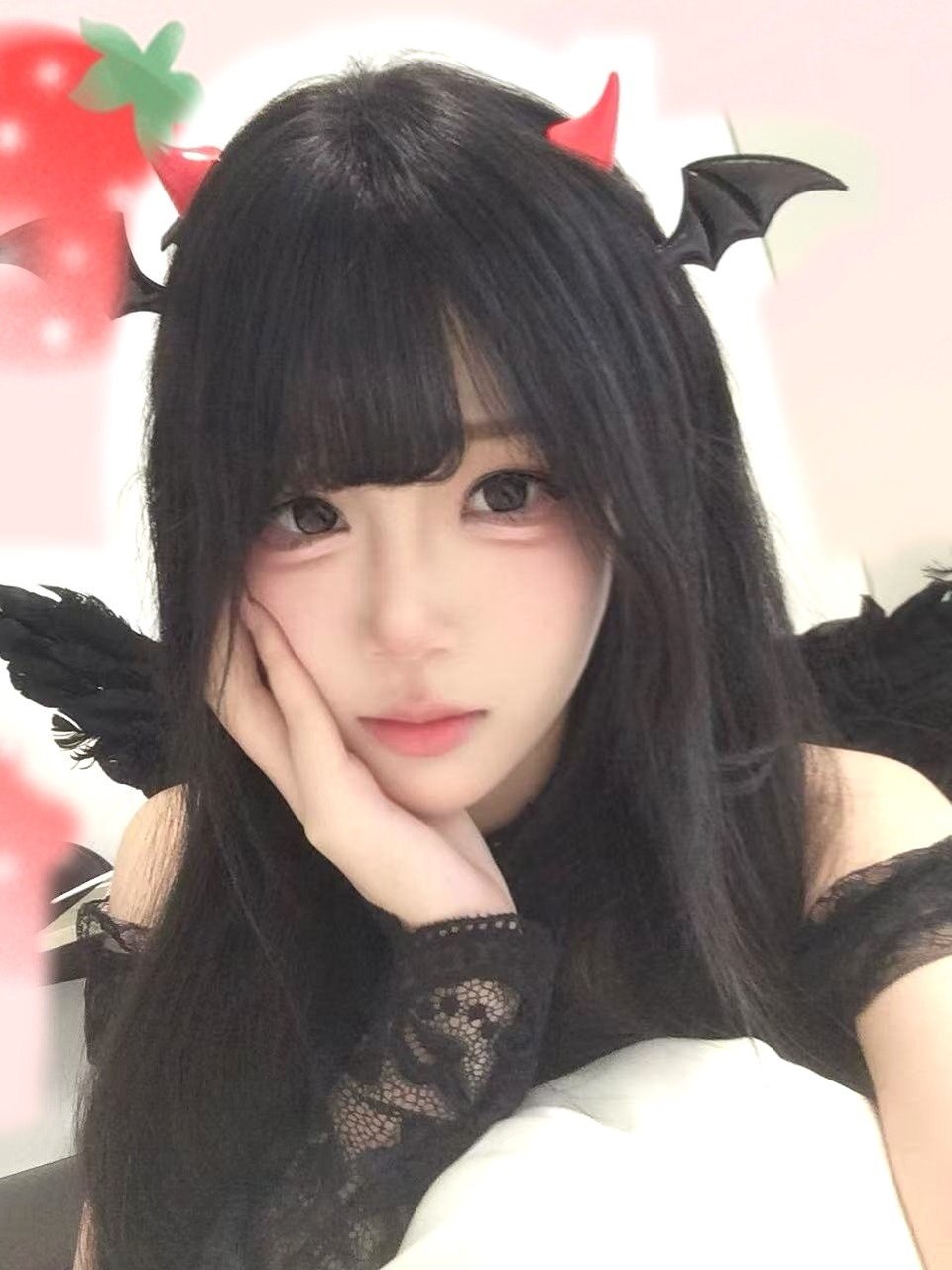 湖南 长沙 19岁 170cm 95 B杯 自由职业 冷白皮 瓜子脸 性格好 很可爱 抽烟纹身:无抽烟有纹身 SM:否 无套:否 口交:可 过夜:可 同居:否 可飞:可 外省港澳 价格:8 特点:冷白皮 瓜子脸 性格好 很可爱