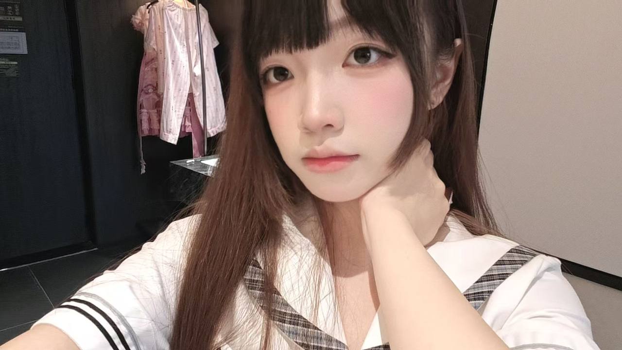 湖南 郴州 18岁 163cm 92 B杯 学生 听话懂事 抽烟纹身:无 SM:否 无套:否 口交:可 过夜:可 同居:看情况 可飞:能 价格:4 特点:听话懂事