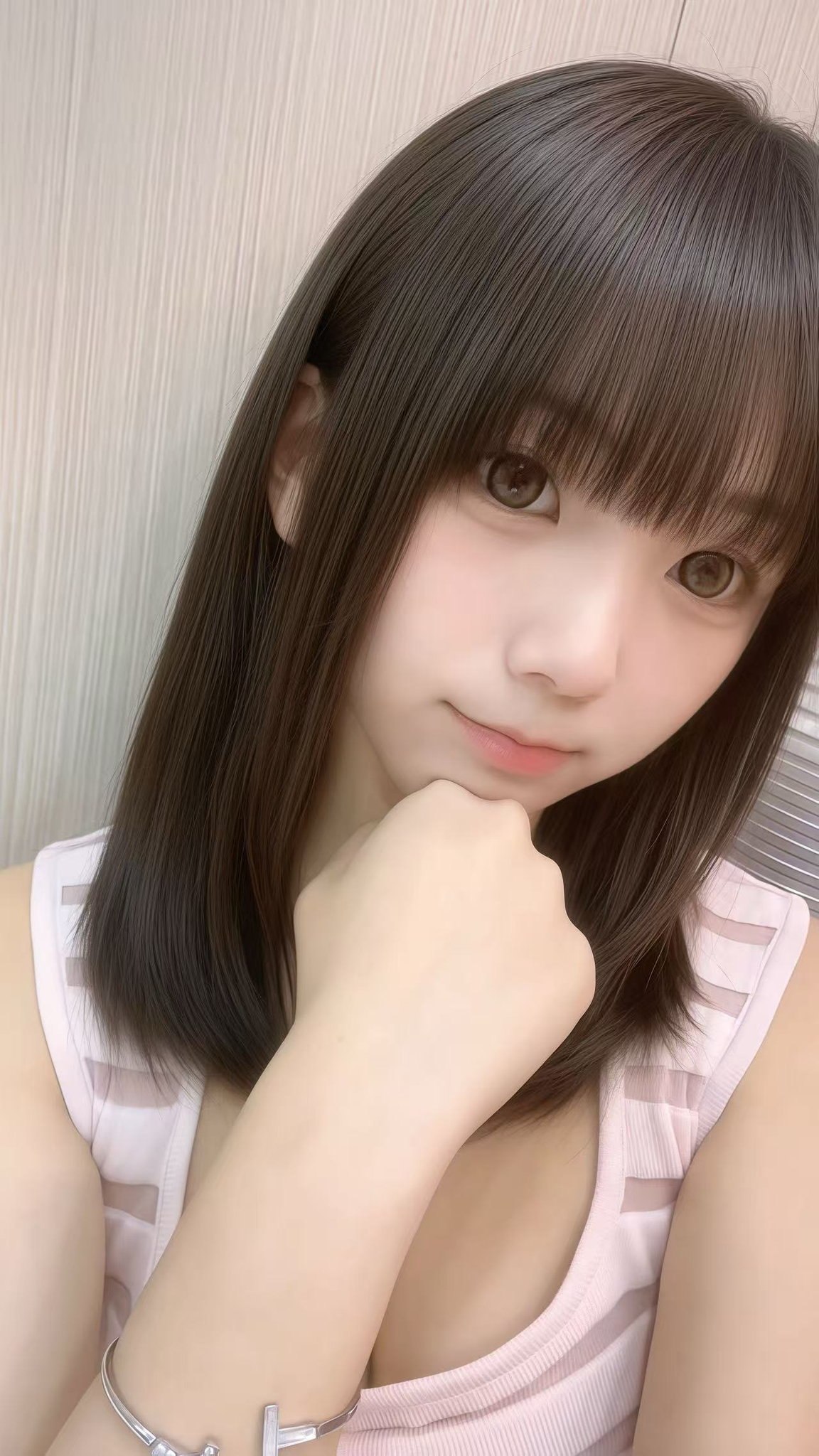 河南 郑州 18岁 161cm 102 C杯 无 萝莉型,下面紧 抽烟纹身:有抽烟有纹身 SM:否 无套:可 口交:可 过夜:可 同居:否 可飞:可,其他省份 价格:15 特点:萝莉型,下面紧