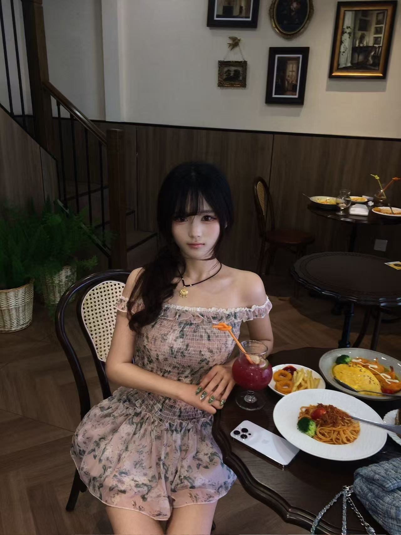 广东 深圳 20岁 156cm 41 B杯 学生 听话 做饭 可爱 抽烟纹身:无纹身 SM:是 无套:可 口交:否 过夜:可 同居:否 可飞:能,可办港澳通行证 价格:12 特点:听话 做饭 可爱