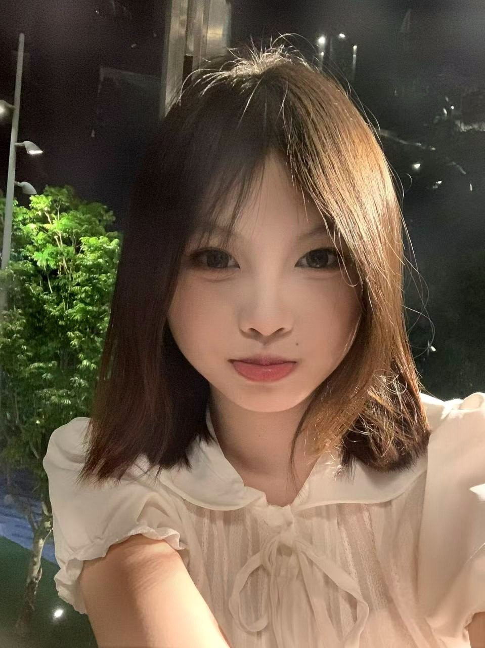 广东 深圳 18岁 162cm 100 A杯 刚辍学 听话 温柔照做 抽烟纹身:无 SM:否 无套:可 口交:可 过夜:可 同居:否 可飞:可 价格:10 特点:听话 温柔照做