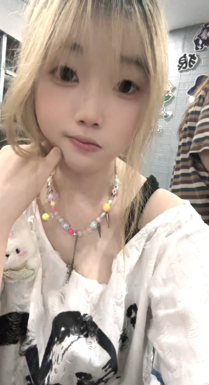 江苏 镇江 20岁 163cm 105 B杯 便利店收银 听话会哄人 抽烟纹身:无 SM:否 无套:否 口交:否 过夜:可 同居:否 可飞:可 江浙沪 价格:4.5 特点:听话会哄人