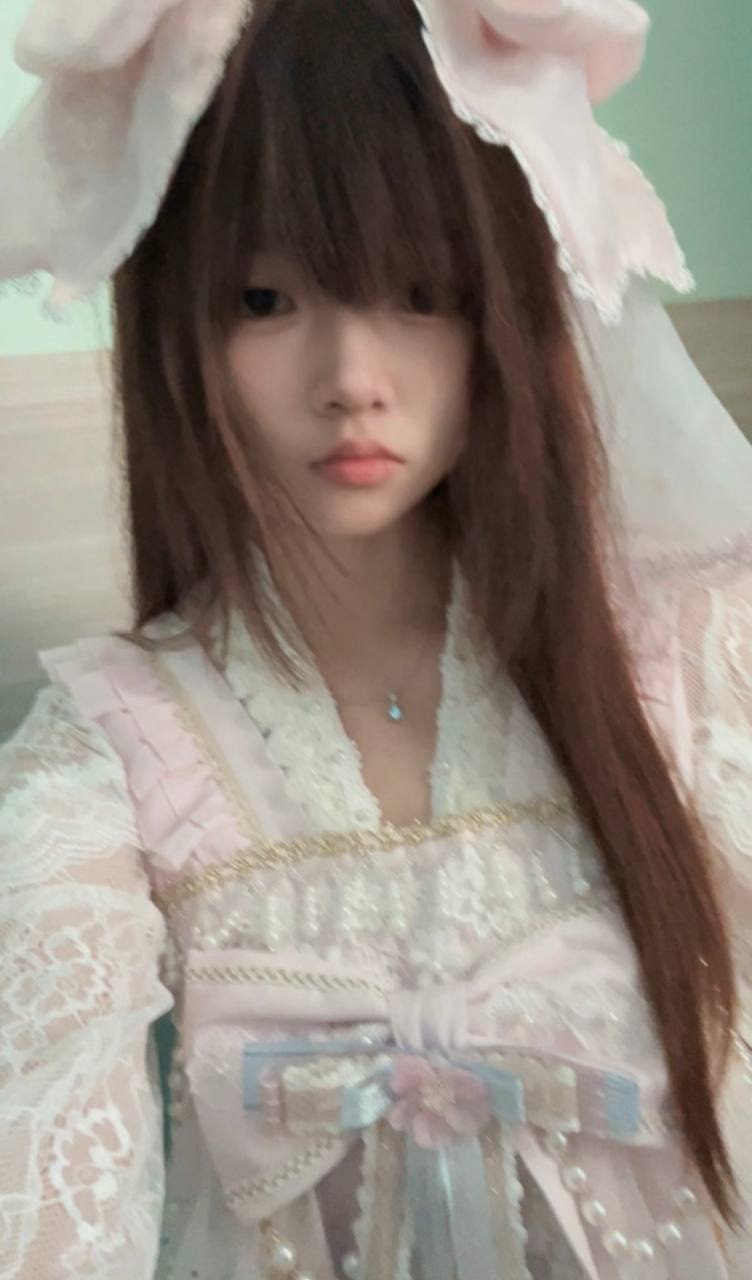 江西 南昌 19岁 165cm 96 B杯 学生 抽烟纹身:无 SM:否 无套:可 口交:可 过夜:可 可飞:可 价格:4