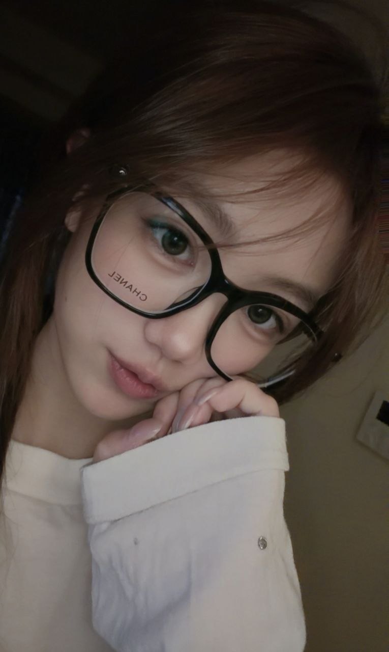 福建 厦门 20岁 165cm 86 A杯 学生 活泼可爱 善解人意 抽烟纹身:无 SM:否 无套:否 口交:否 过夜:可 同居:否 可飞:否,尽量在厦门市或者周边 价格:3.3 特点:活泼可爱 善解人意