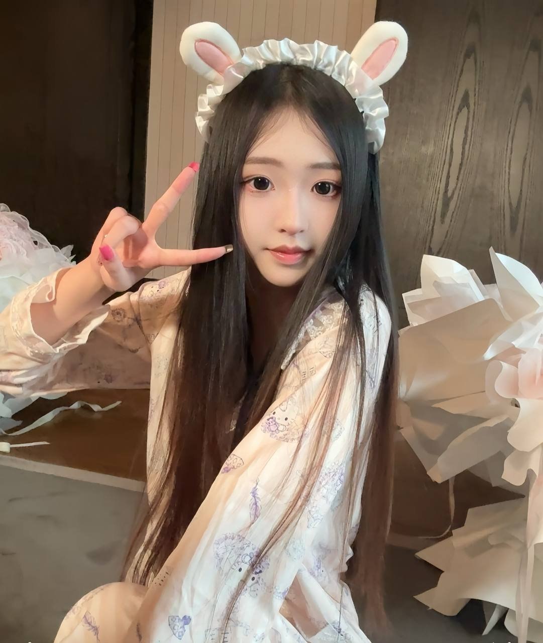 湖北 武汉 19岁 165cm 88 C杯 刚毕业 舞蹈生,腰细腿长,皮肤白皙,初次接触,经验少,可调教。本人比照片好看,眼见为实! 抽烟纹身:无 SM:轻度 无套:否 口交:可 过夜:可 同居:否 可飞:可 价格:16 特点:舞蹈生,腰细腿长,皮肤白皙,初次接触,经验少,可调教。本人比照片好看,眼见为实!
