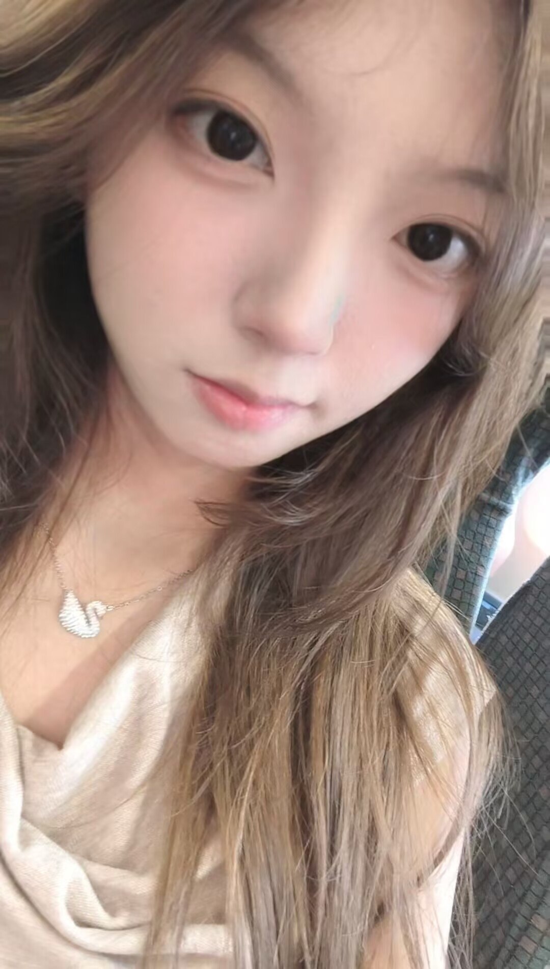 广东 普宁 19岁 158cm 90 C杯 主播 乖 抽烟纹身:无 SM:否 无套:否 口交:否 过夜:可 同居:可 可飞:否 价格:20 特点:乖
