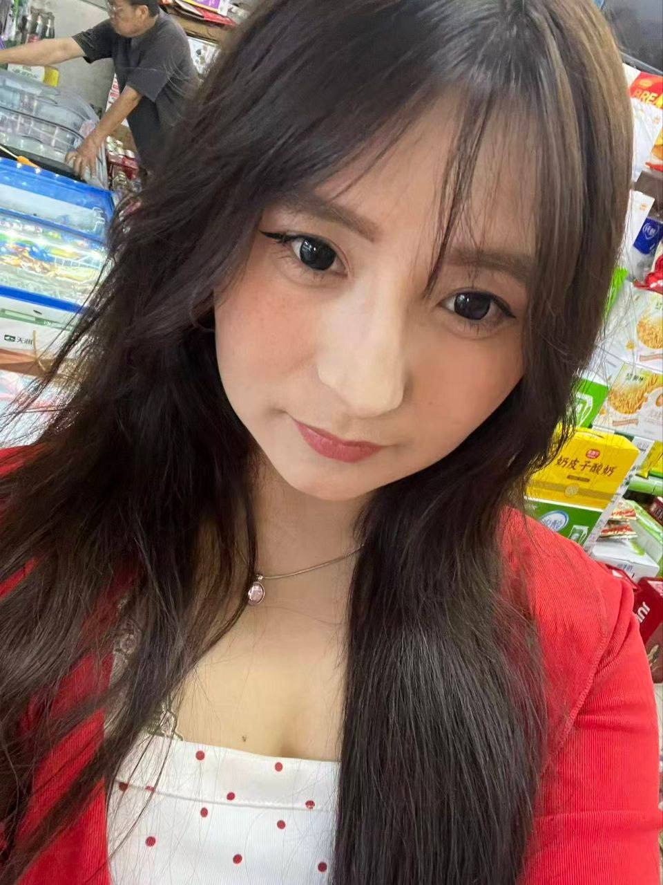 新疆 奎屯 19岁 164cm 130 D杯 学生 抽烟纹身:无 SM:否 无套:否 口交:可 过夜:否 同居:可 可飞:否 价格:25