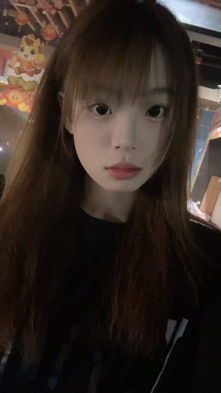 云南 昆明 18岁 161cm 92 B杯 学生 第一次接,年纪小,紧,性格开朗,提供情绪价值 抽烟纹身:无抽烟有纹身 SM:否 无套:可 口交:可 过夜:可 同居:否 可飞:能 价格:4 特点:第一次接,年纪小,紧,性格开朗,提供情绪价值