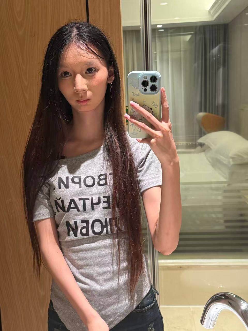 江西 吉安 20岁 165cm 79 A杯 学生 温柔,安静 抽烟纹身:无 SM:否 无套:可 口交:可 过夜:可 同居:否 可飞:可,港澳台 价格:5 特点:温柔,安静