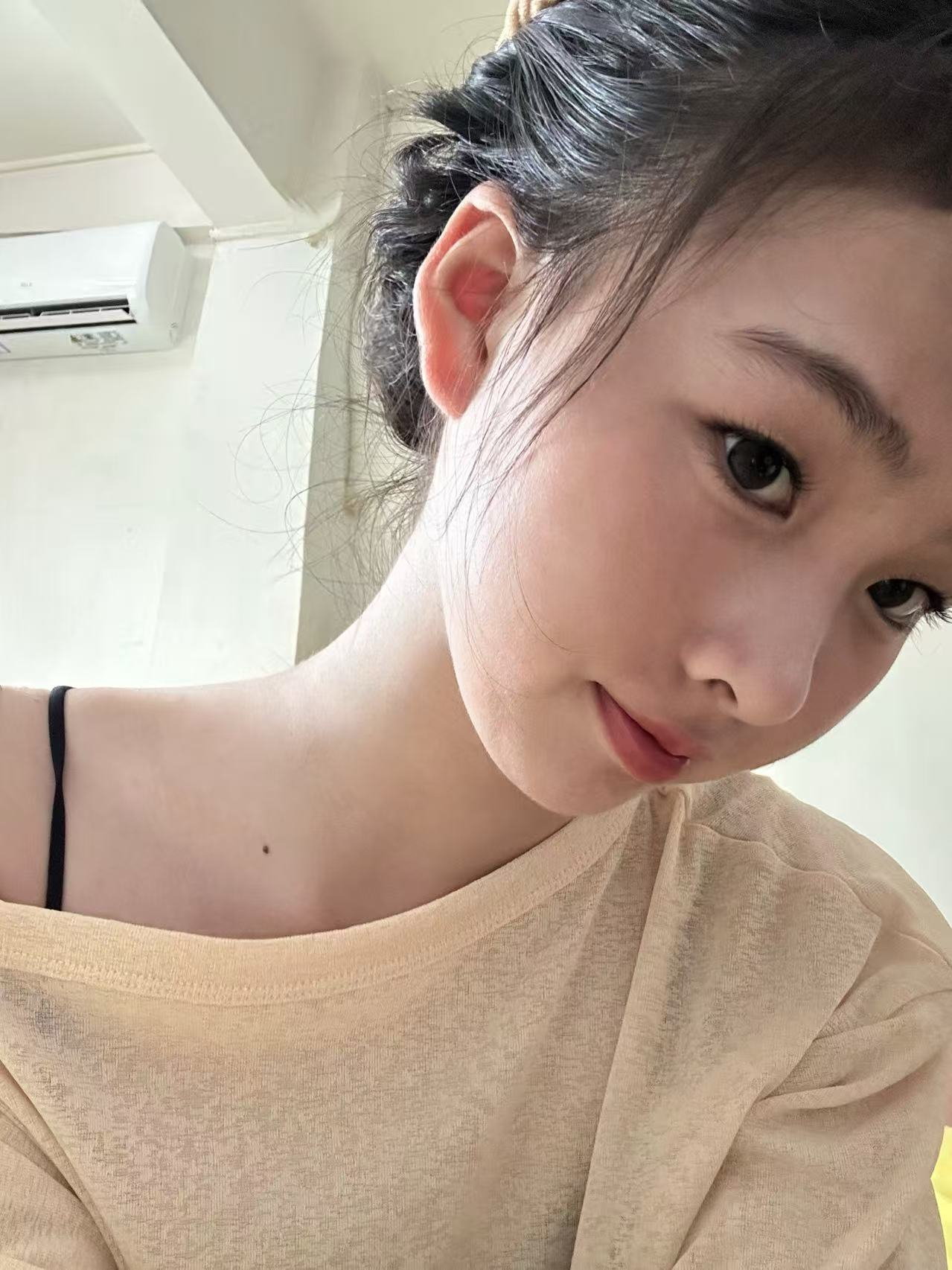 广东 惠州 18岁 170cm 118 B杯 学生 没谈过恋爱 第一次找 是处女 抽烟纹身:无 SM:是 无套:否 口交:否 过夜:否 同居:否 可飞:否 价格:10 特点:没谈过恋爱 第一次找 是处女