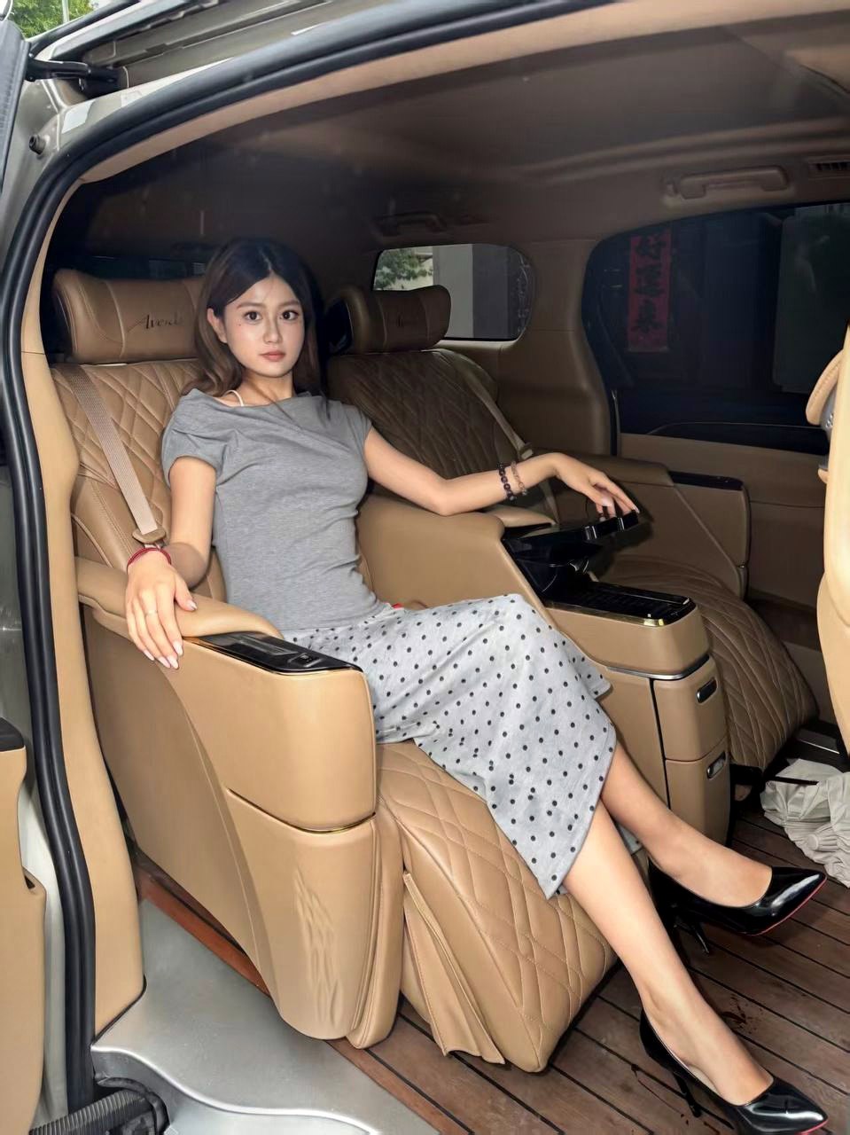 山东 潍坊 20岁 165cm 90 B杯 农业文员 性格比较活泼,填充过做双眼皮脸抽脂,大专 SM:是 无套:可 同居:可 可飞:不 价格:8-15 特点:性格比较活泼,填充过做双眼皮脸抽脂,大专