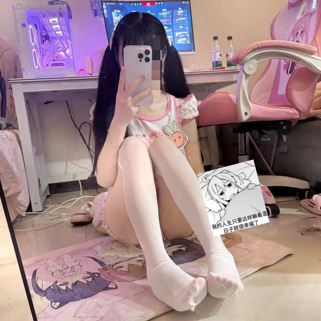 湖南 长沙 19岁 159cm 94 D杯 学生 声音好听 年龄小 童颜巨乳 抽烟纹身:无 SM:是 无套:否 同居:可 可飞:可 价格:15 特点:声音好听 年龄小 童颜巨乳