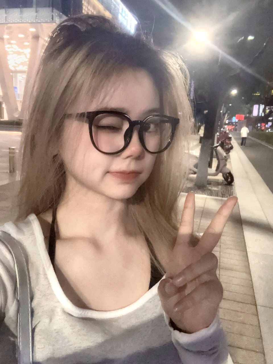 浙江 宁波 23岁 158cm 80 A杯 酒店文员 第一次下海 抽烟纹身:无 SM:否 无套:否 口交:可 过夜:可 同居:可 可飞:省内 价格:8 特点:第一次下海