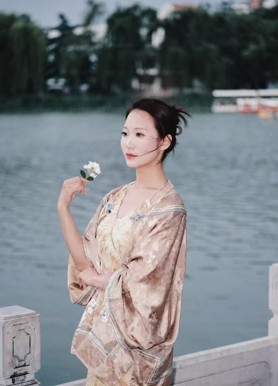 北京 北京 25岁 160cm 100 C杯 学生 爱撒娇 SM:否 无套:否 口交:可 过夜:可 同居:否 可飞:否 价格:10 特点:爱撒娇