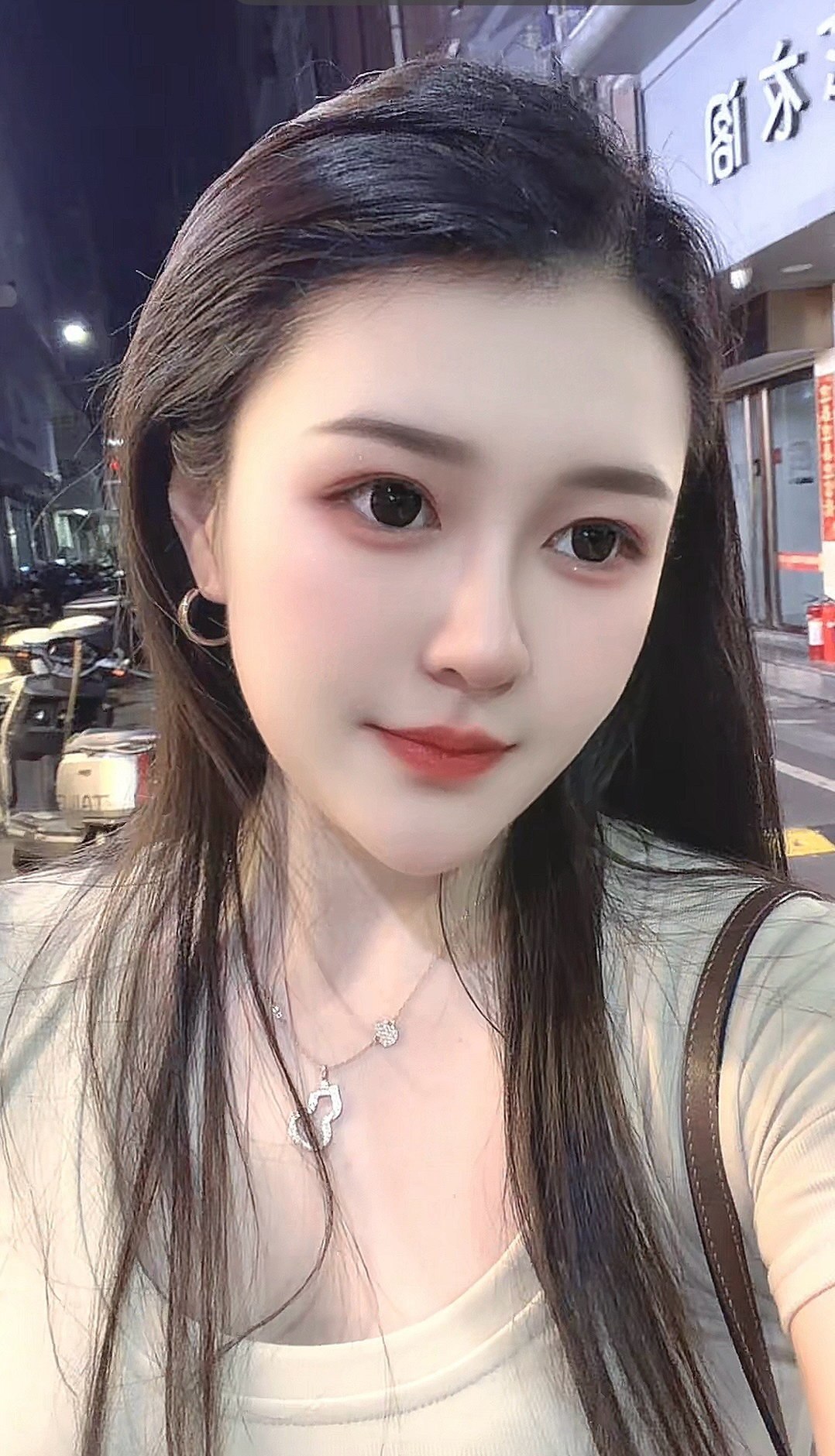 广东 深圳 29岁 160cm 94 B杯 培训教师 身材好 活好 干净 抽烟纹身:无纹身 SM:否 无套:否 口交:可 过夜:可 同居:看情况 可飞:可飞外省 价格:15 特点:身材好 活好 干净