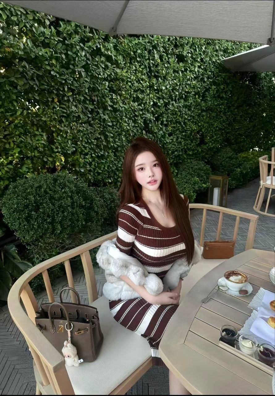 广东 深圳 19岁 165cm 95 D杯 女生 温柔脾气好本人比照片好看会提供情绪价值多反差 抽烟纹身:无 SM:否 无套:否 口交:可 过夜:可 同居:可 可飞:可 价格:30 特点:温柔脾气好本人比照片好看会提供情绪价值多反差