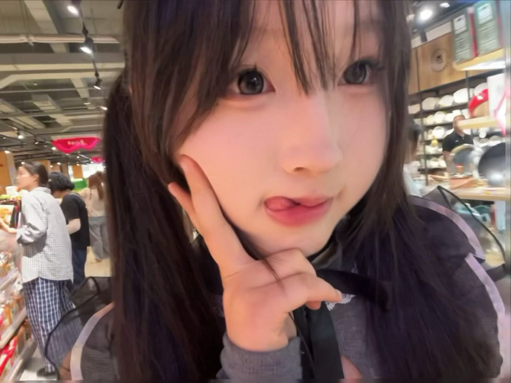 河南 南阳 18岁 168cm 120 B杯 学生 温柔体贴懂事年轻漂亮 抽烟纹身:无 SM:是 无套:可 口交:可 过夜:否 同居:否 可飞:否 价格:1 特点:温柔体贴懂事年轻漂亮