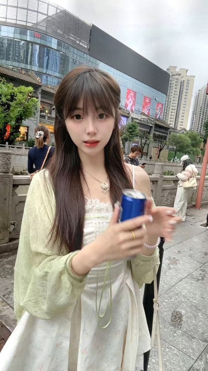 广东 揭阳 22岁 164cm 88 B杯 待业 身材好、长得清纯、有马甲线、情绪稳定、乖巧听话、可爱、不作 抽烟纹身:无纹身 SM:否 无套:否 口交:否 过夜:可 同居:否 可飞:可 出省加1000 价格:11 特点:身材好、长得清纯、有马甲线、情绪稳定、乖巧听话、可爱、不作