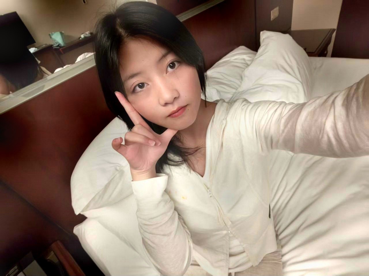 山东 枣庄 18岁 167cm 114 C杯 学生 配合度高 抽烟纹身:无纹身 SM:是 无套:可 口交:可 过夜:可 同居:可 可飞:可 价格:6 特点:配合度高