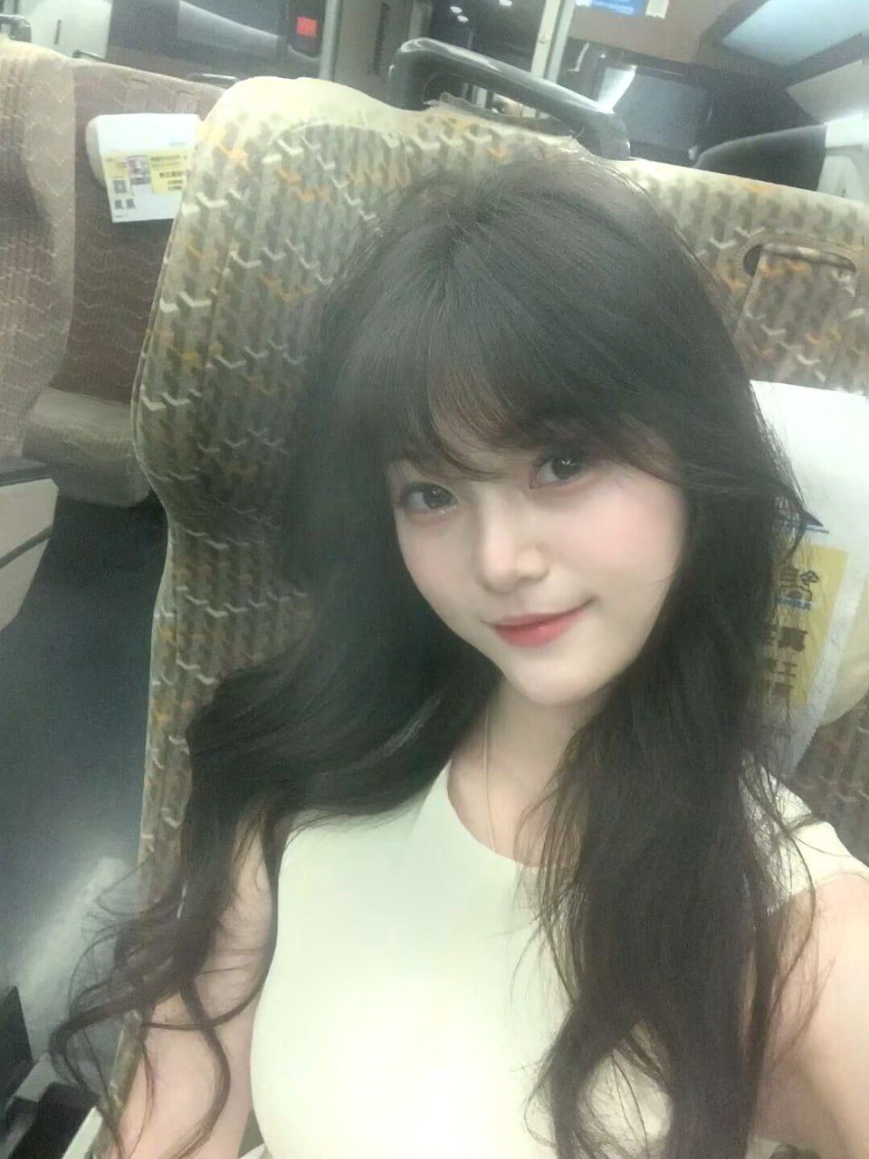 贵州 贵阳 23岁 160cm 90 C杯 学生 元气满满身材曼妙的美少女 抽烟纹身:无 SM:是 无套:可 口交:可 过夜:可 同居:否 可飞:可 尽量贵州周边 价格:10 特点:元气满满身材曼妙的美少女