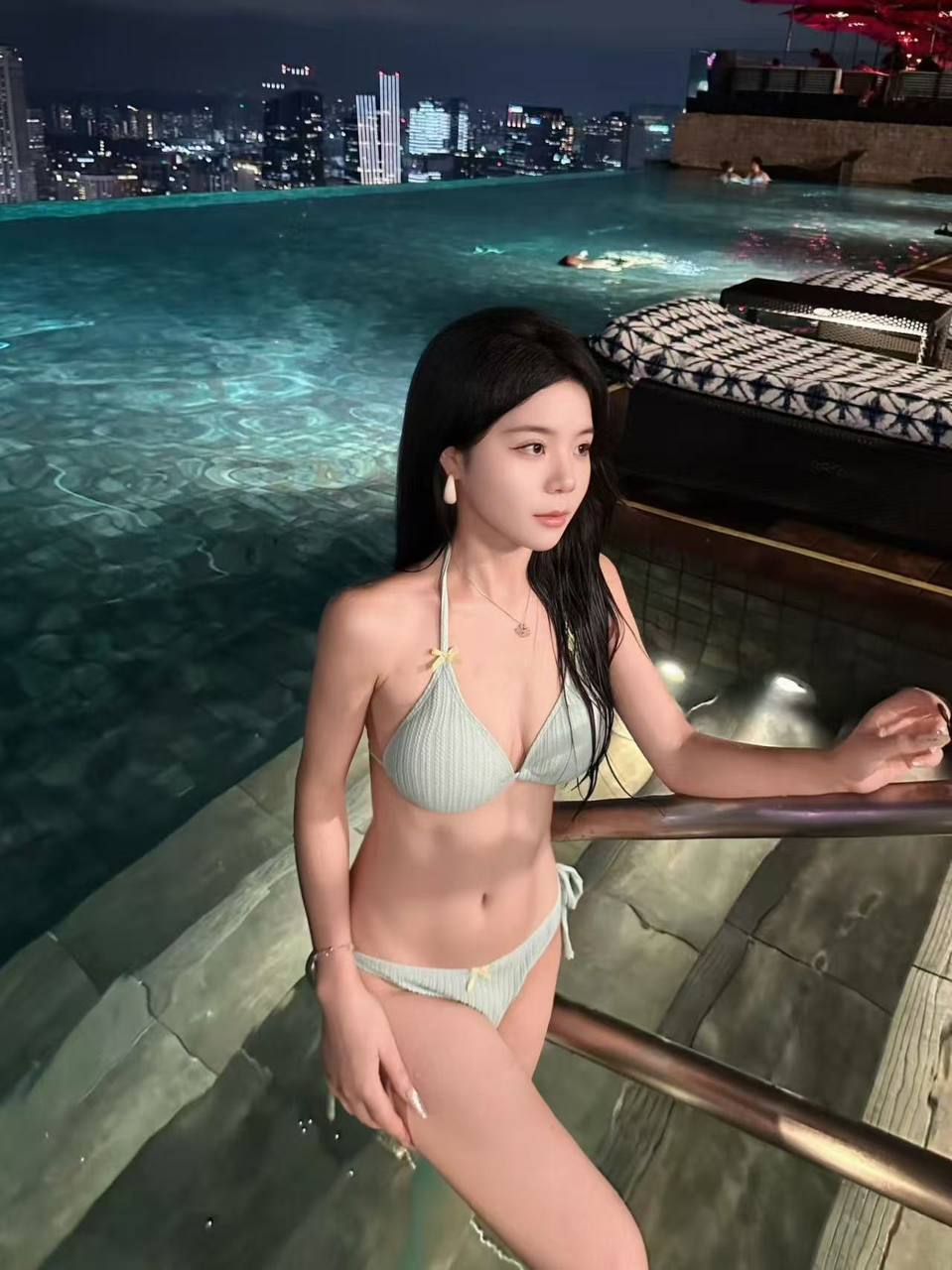 广东 广州 25岁 158cm 95 B杯 老师 活泼 抽烟纹身:无 SM:否 无套:可 口交:可 过夜:可 同居:可 可飞:可 价格:30 特点:活泼