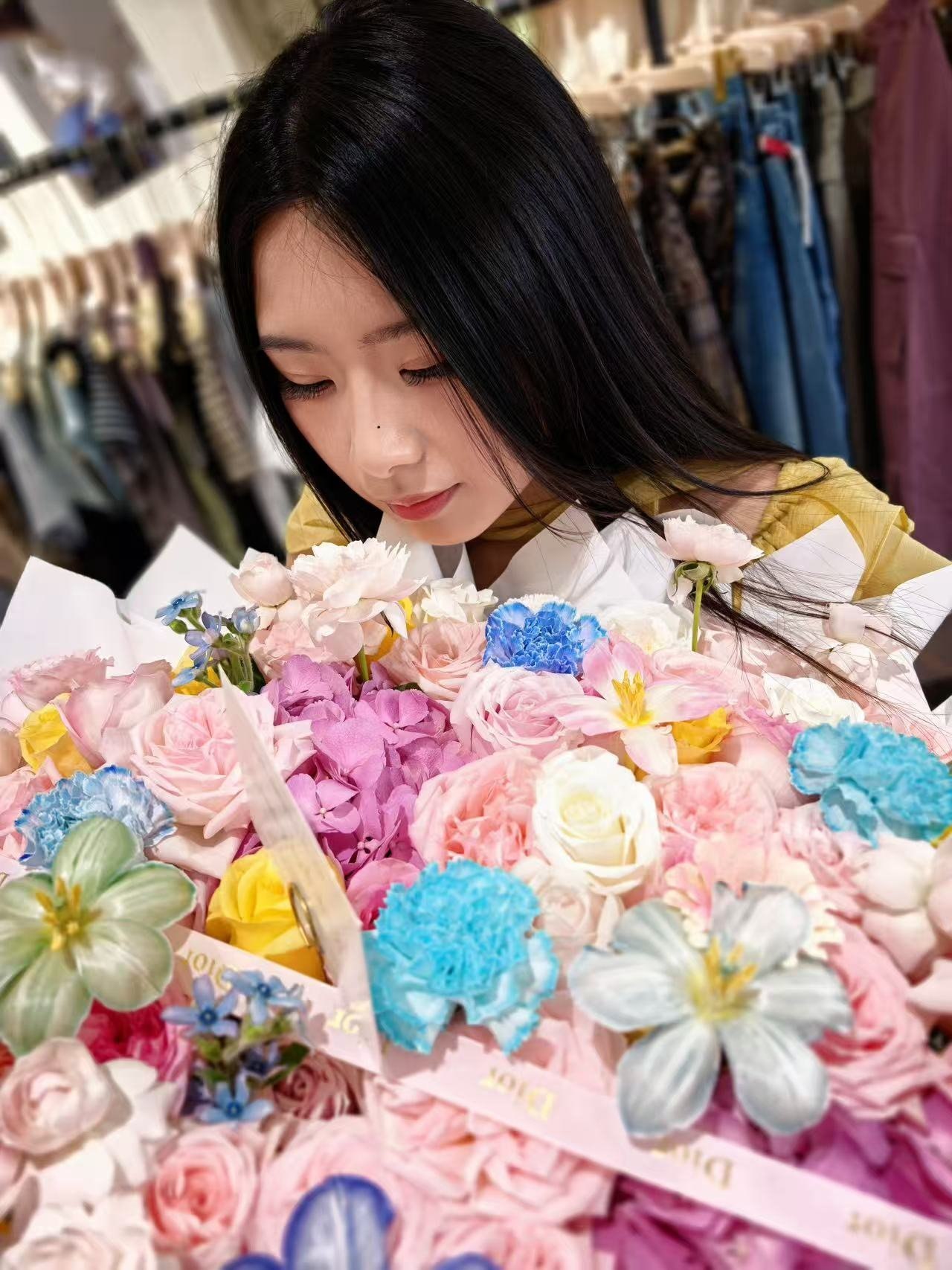 江苏 昆山 25岁 158cm 96 B杯 服装 会提供情绪价值:认定一个人就只会有一个人,不是特别漂亮,但是是属于耐看的类型 抽烟纹身:有一小块纹身 SM:否 无套:可 口交:可 过夜:否 同居:否 可飞:否 价格:50 特点:会提供情绪价值:认定一个人就只会有一个人,不是特别漂亮,但是是属于耐看的类型