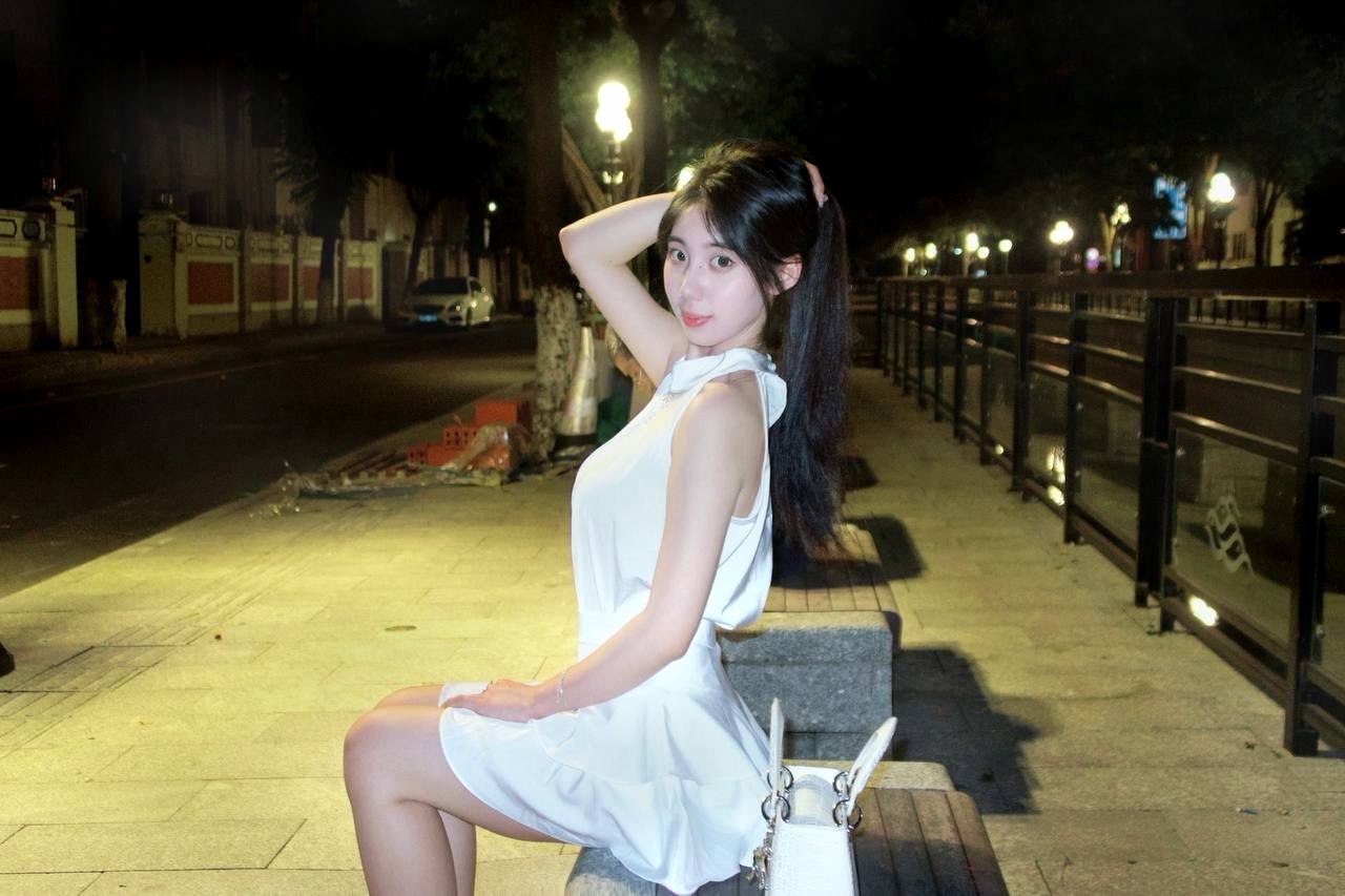 广东 广州 19岁 168cm 96 C杯 学生 小清新文艺温柔,淑女气质,皮肤很白。可素颜,素颜好看,知性温婉,私生活干净,英语流利,喜欢看书唱歌跳舞、画画书法古筝 抽烟纹身:无 SM:是 无套:否 口交:可 过夜:可 同居:可 可飞:能 价格:15 特点:小清新文艺温柔,淑女气质,皮肤很白。可素颜,素颜好看,知性温婉,私生活干净,英语流利,喜欢看书唱歌跳舞、画画书法古筝