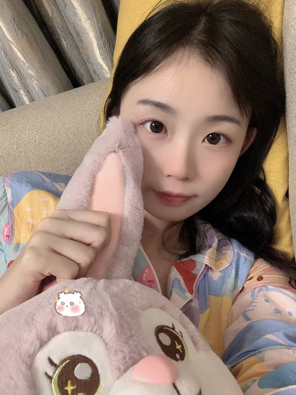 河南 郑州 22岁 162cm 94 B杯 离职公务员 乖 白 幼态 离职公务员下海 抽烟纹身:无 SM:否 无套:否 口交:可 过夜:可 同居:否 可飞:可 价格:10 特点:乖 白 幼态 离职公务员下海