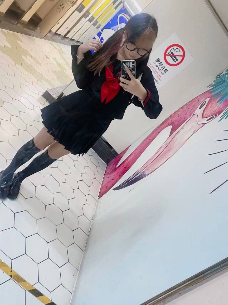 江西 上饶 18岁 163cm 50 B杯 上班 甜妹 抽烟纹身:无 SM:是 无套:否 口交:可 过夜:可 同居:否 可飞:可 价格:2-6 特点:甜妹
