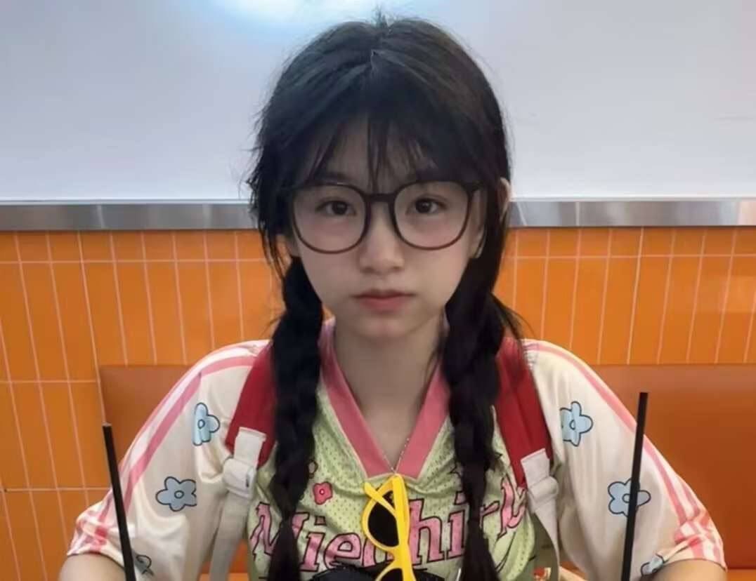 广东 汕尾 18岁 160cm 105 B杯 学生 嫩妹 在校生 听话懂事 很乖 很体贴 温柔 情绪价值高 风格多变 俏皮可爱 主动热情 抽烟纹身:无 SM:否 无套:否 口交:可 过夜:否 同居:否 价格:6 特点:嫩妹 在校生 听话懂事 很乖 很体贴 温柔 情绪价值高 风格多变 俏皮可爱 主动热情